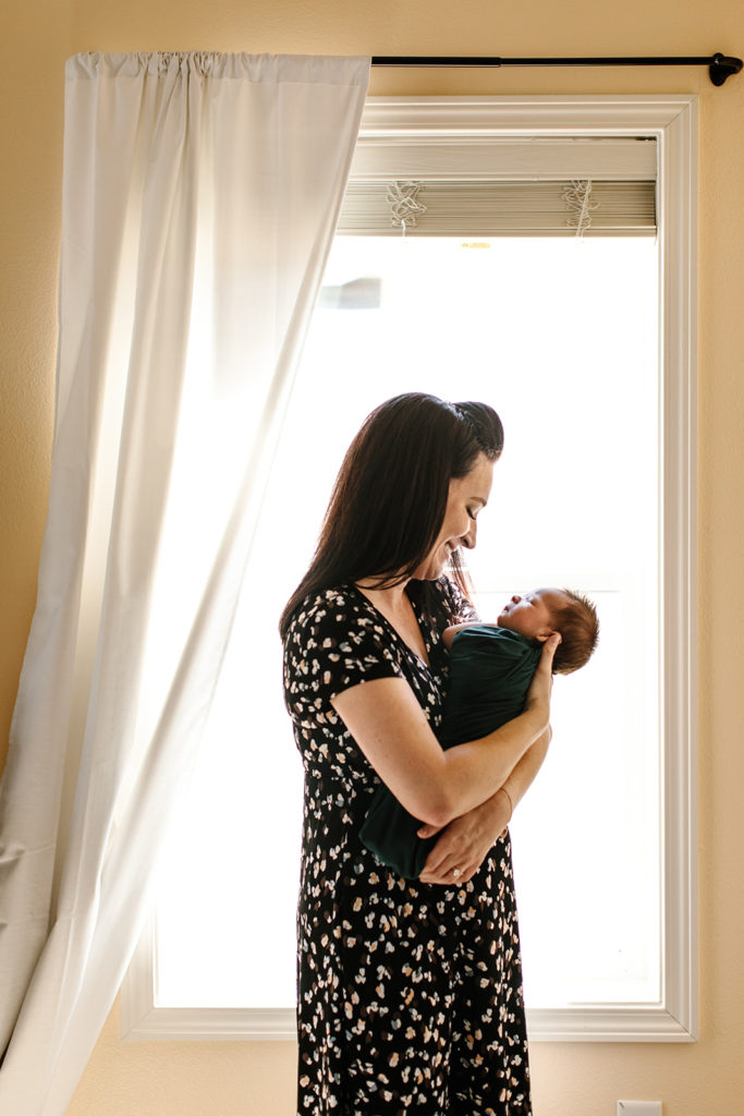 Mother and Newborn Session Fort Wayne Indiana
Seattle WA New Parents with Newborn Baby